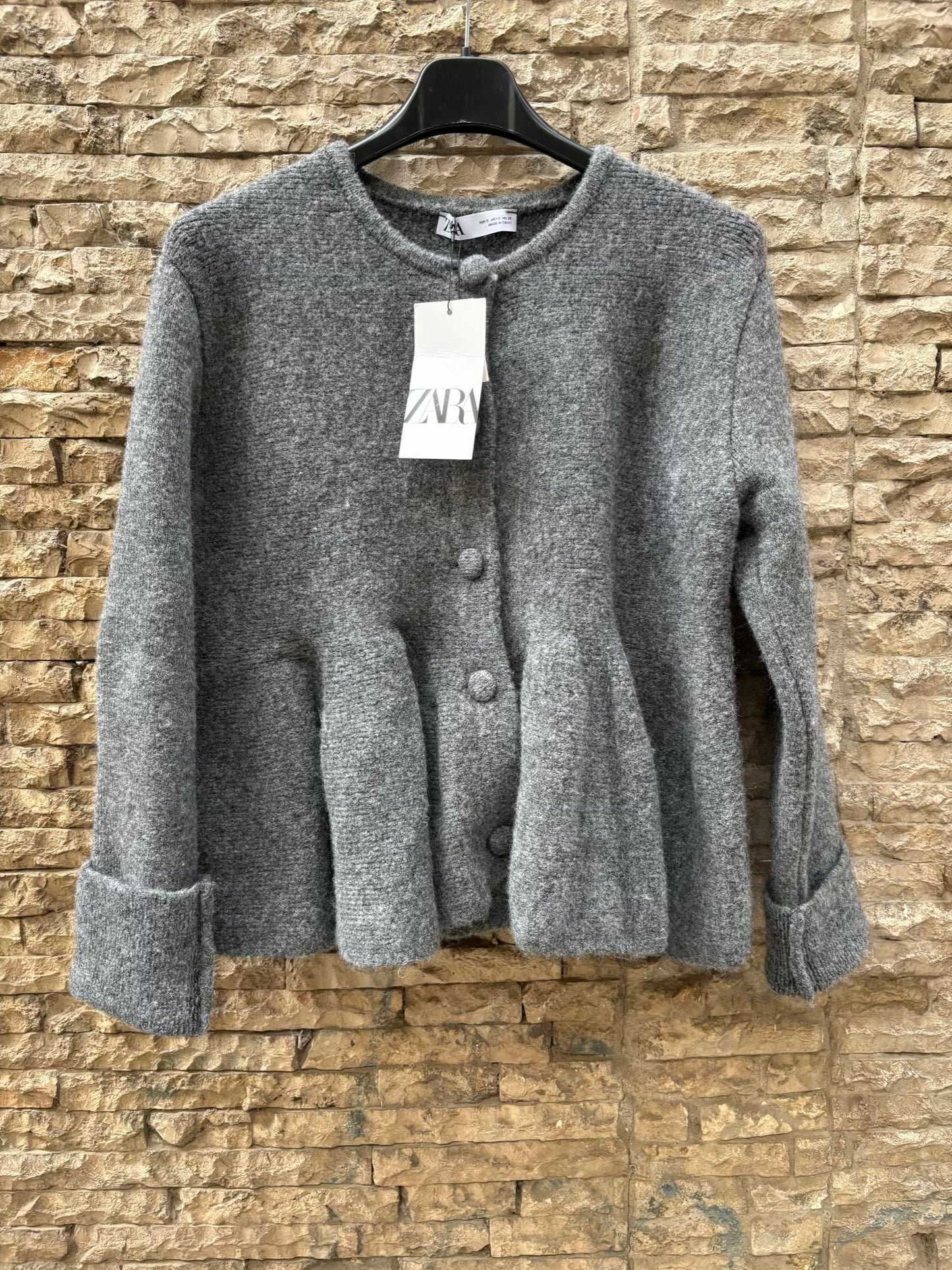 ZARA. Chaqueta gris punto botones
