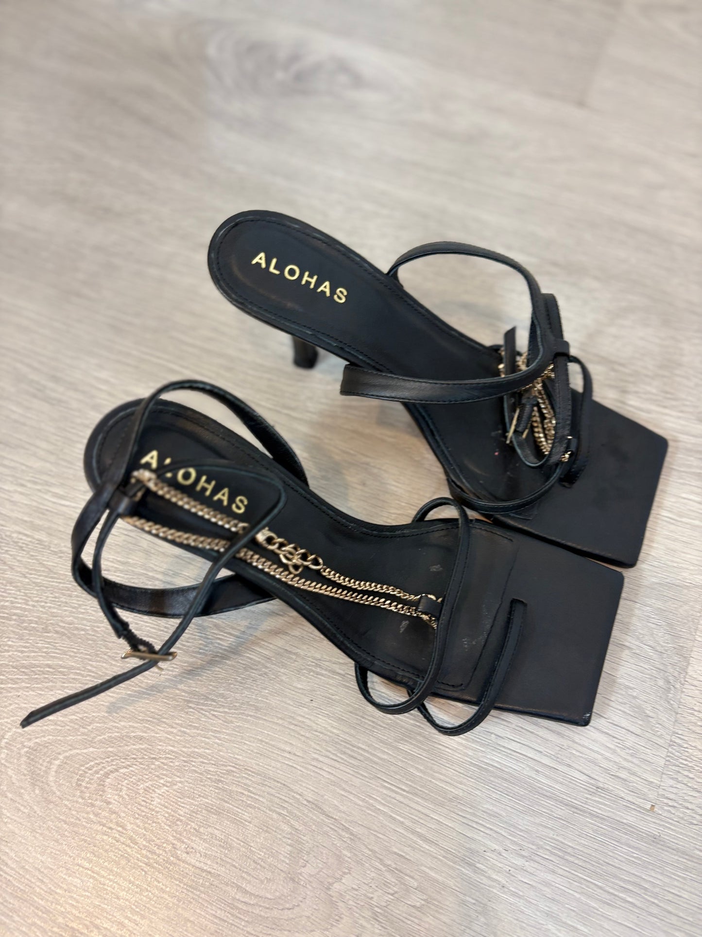 ALOHAS. Sandalia tiras piel y cadena dorada. T 38