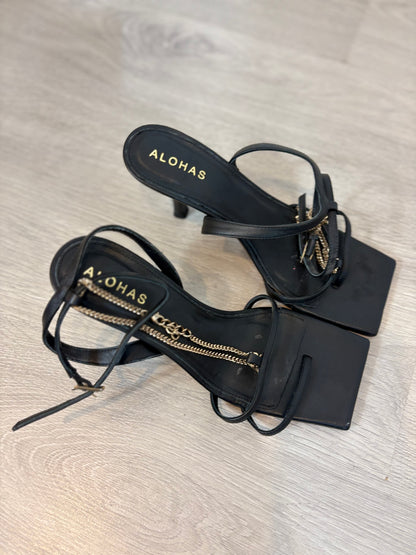 ALOHAS. Sandalia tiras piel y cadena dorada. T 38