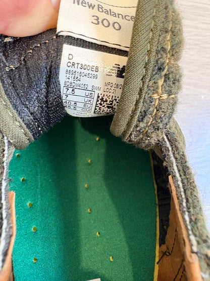 NEW BALANCE. Zapatillas verdes textura