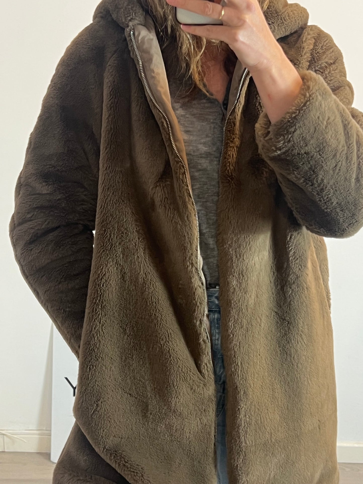 LEFTIES. Brown fur coat. T.L.