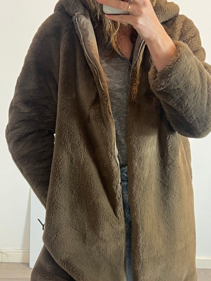 LEFTIES. Brown fur coat. T.L.