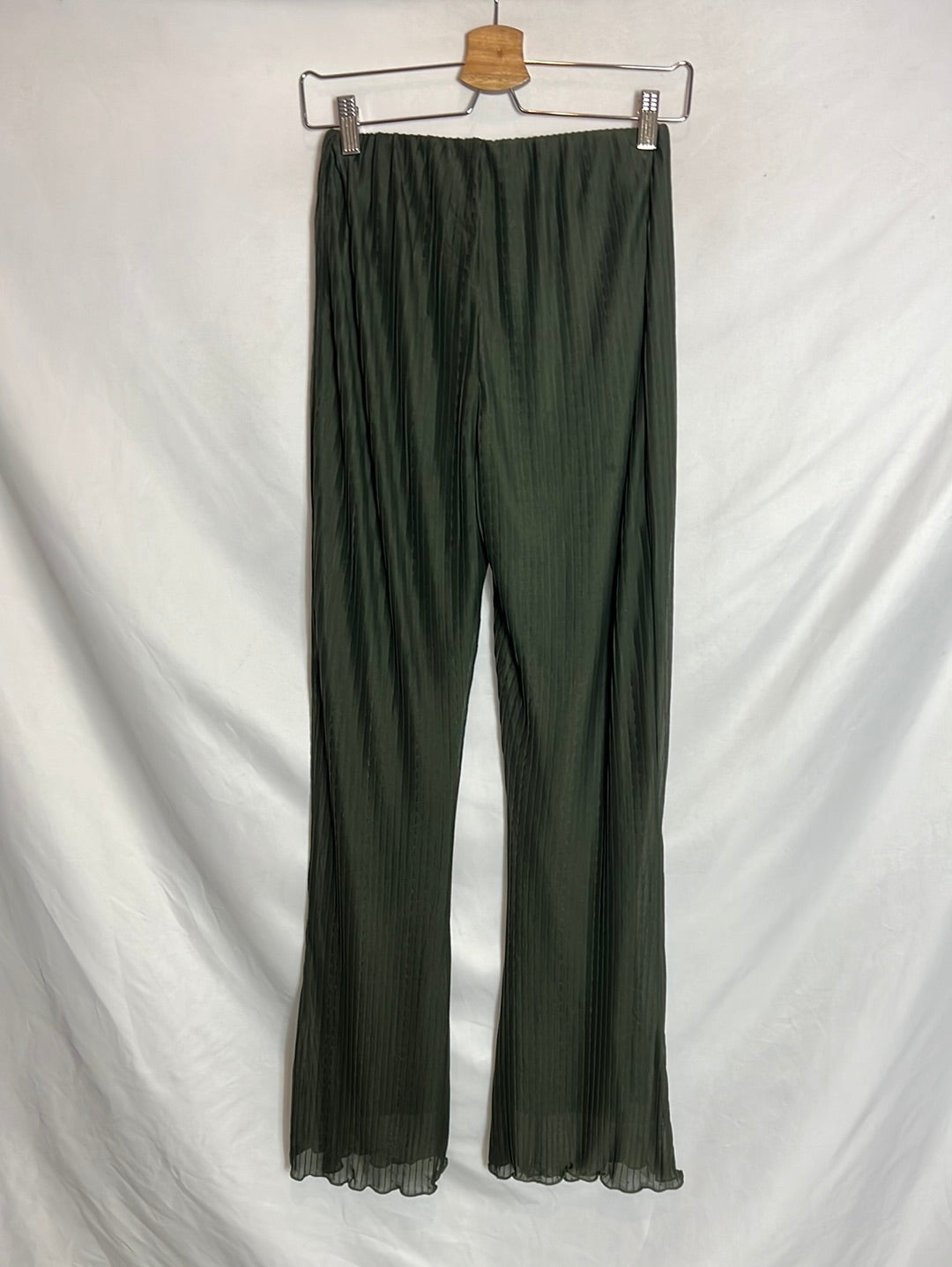 ZARA. Pantalón plisado verde. T S