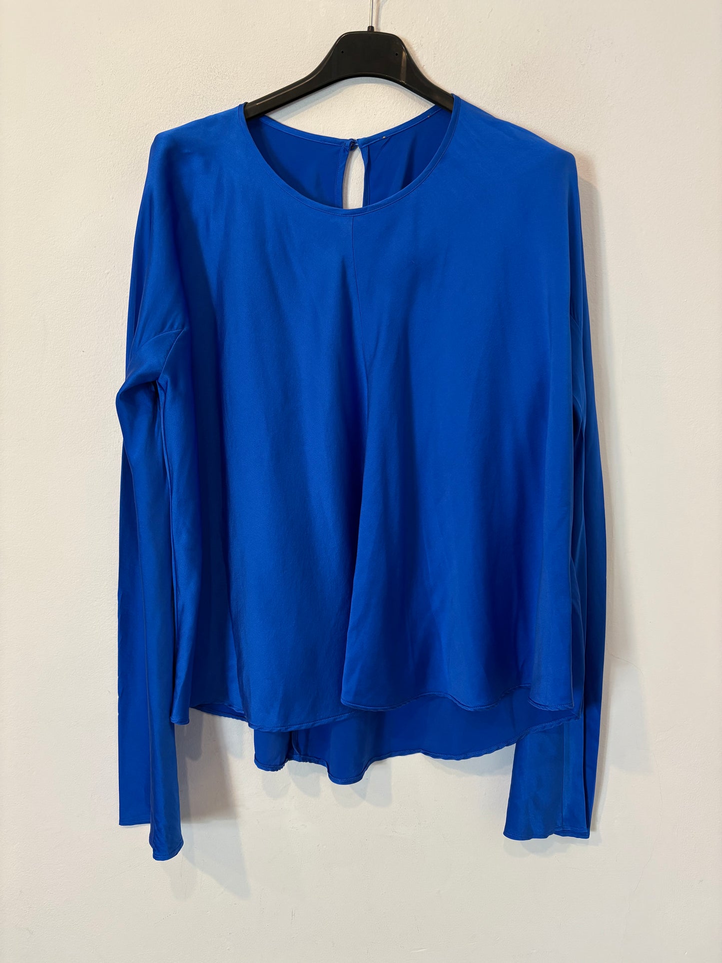 FORTE FORTE. Top seda azul fluido