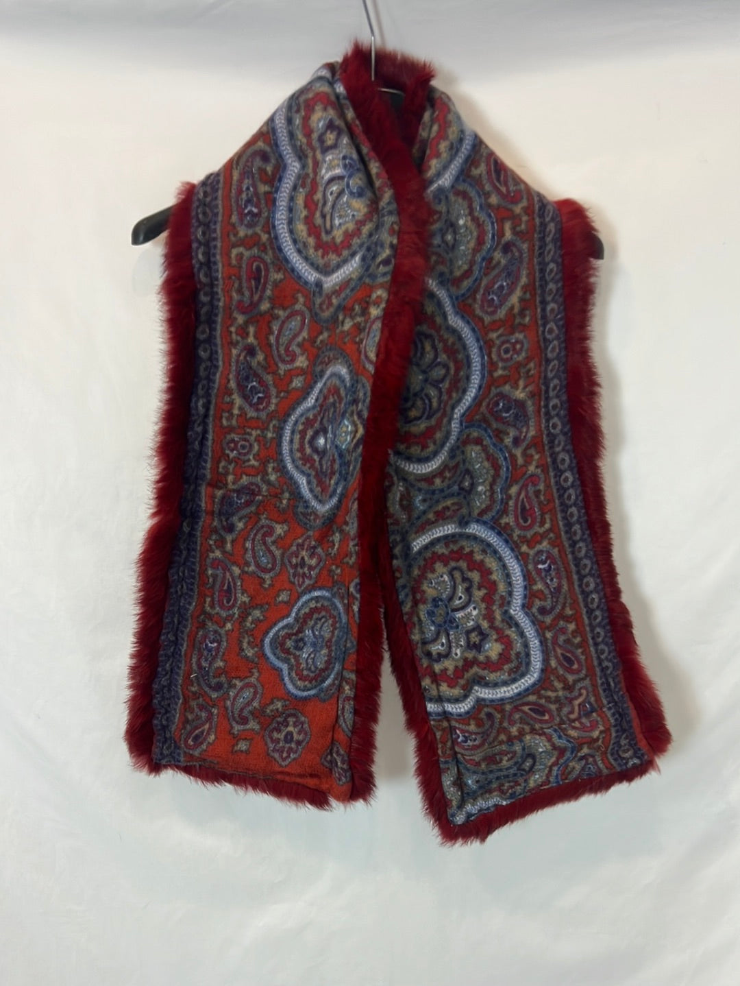 OTRAS. Bufanda pelo burdeos