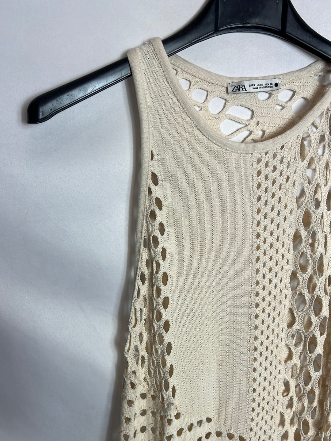 ZARA. vestido beige troquelado. T S