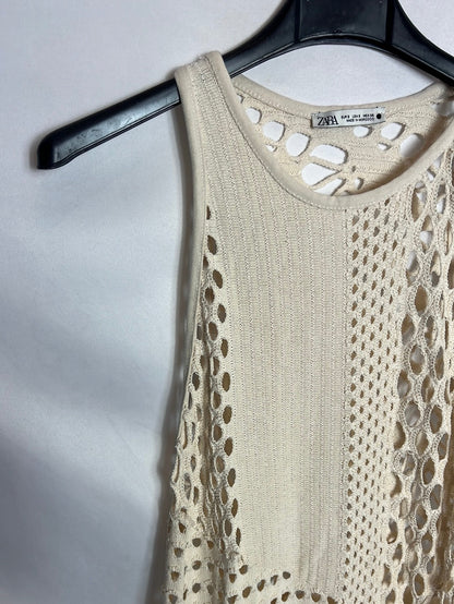 ZARA. vestido beige troquelado. T S