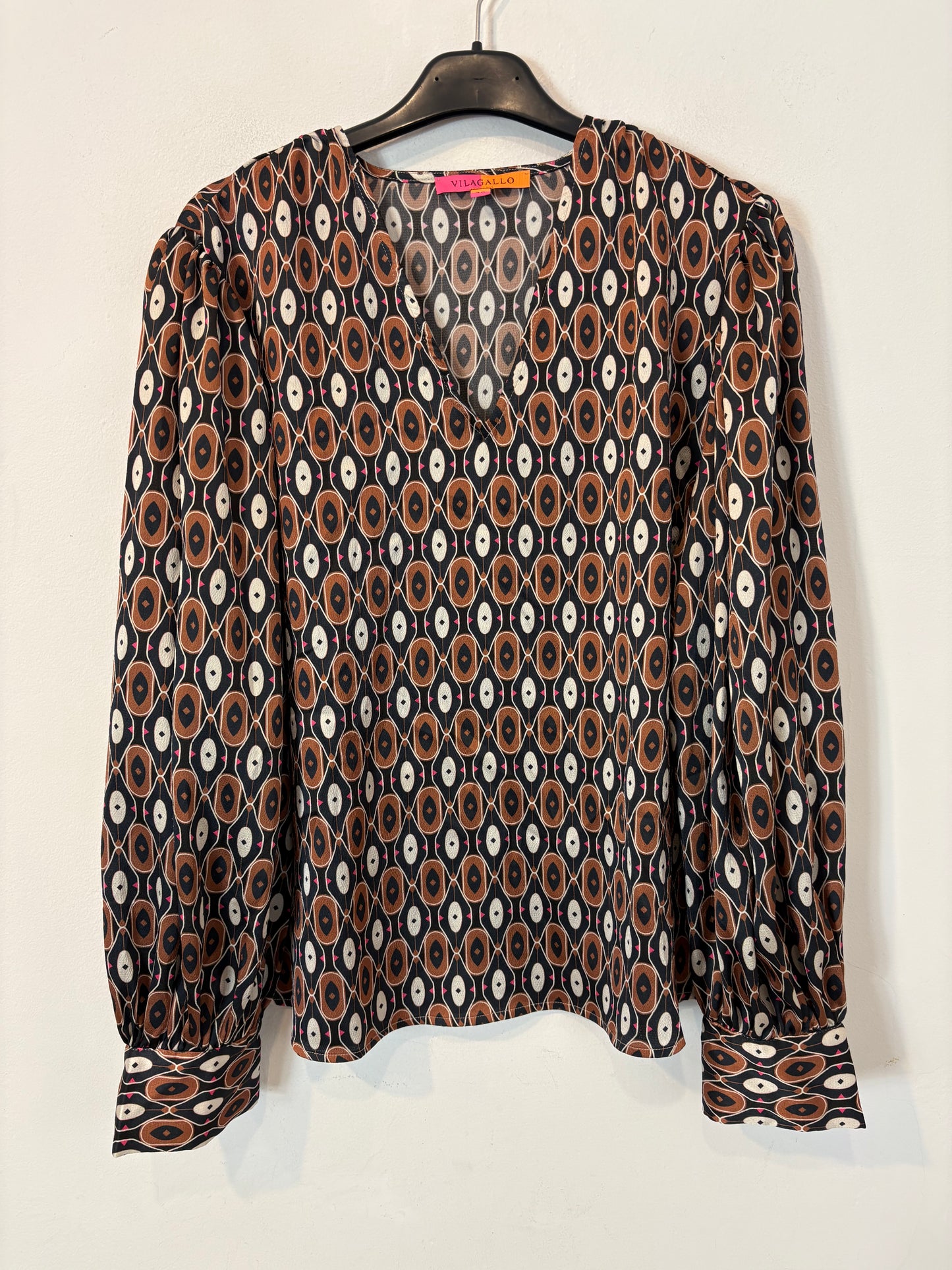 VILAGALLO. Total look fluido estampado geométrico