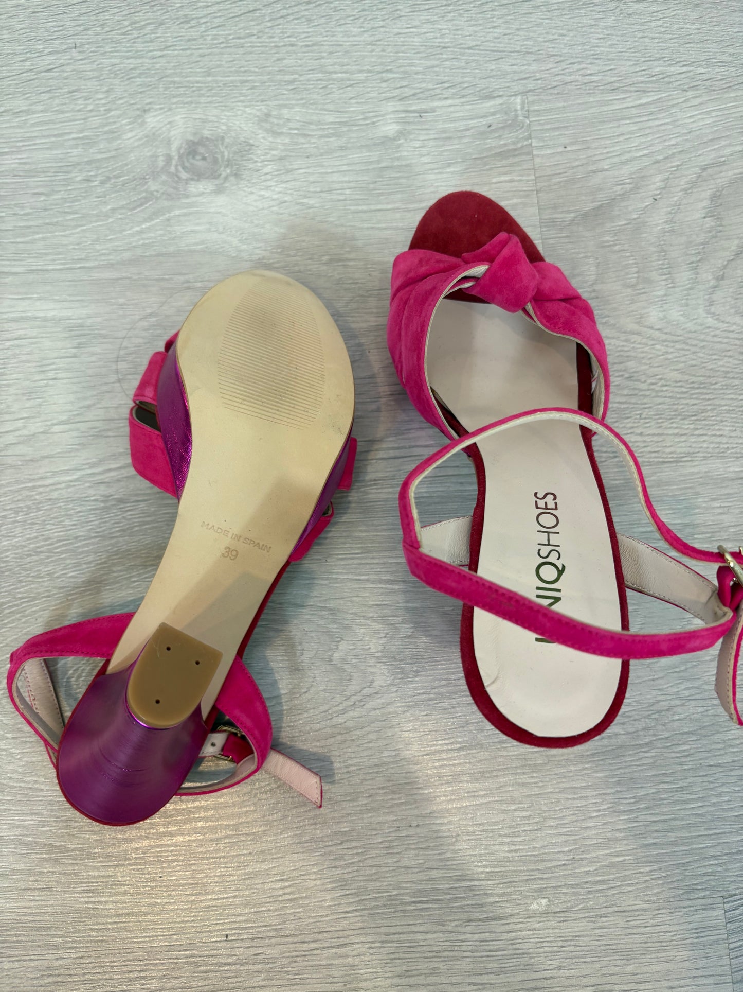 UNIQSHOES. Fuchsia double-textured sandals. Size 39