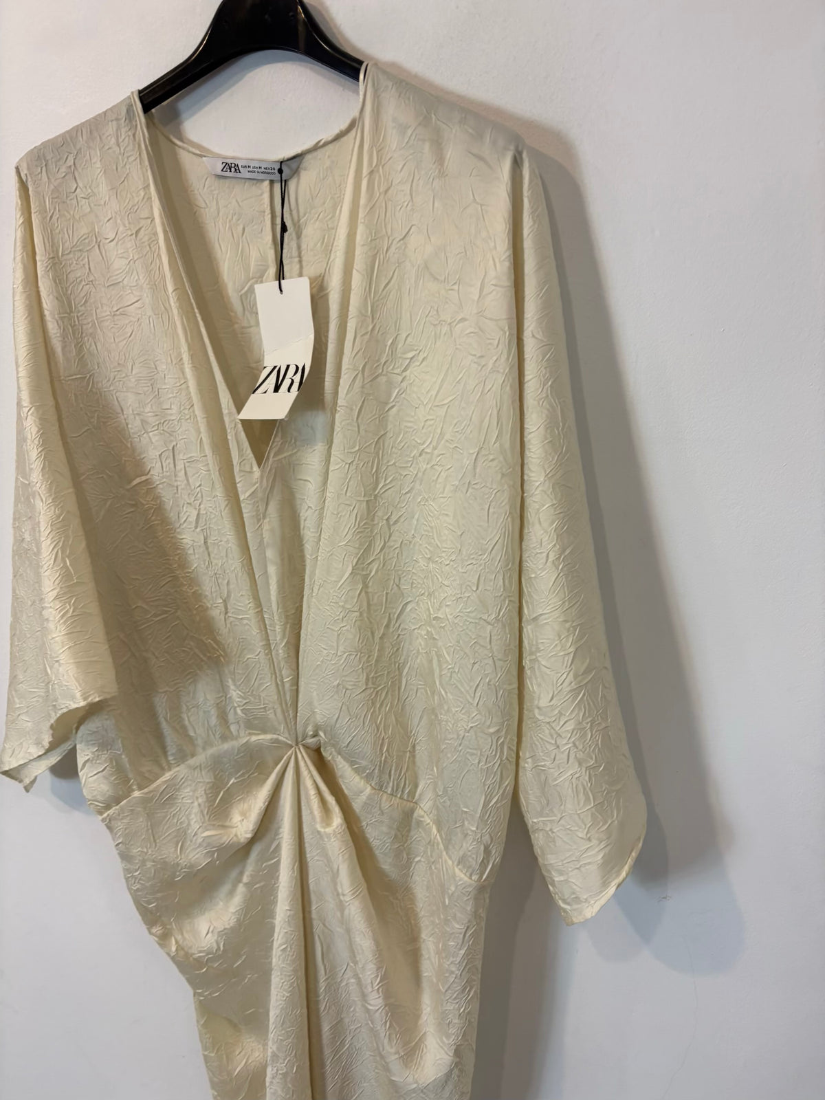 ZARA. Vestido midi textura en crudo