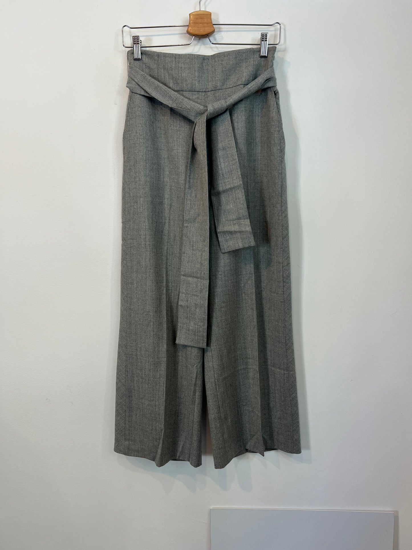 UTERQÜE. Grey bow tie trousers Tm
