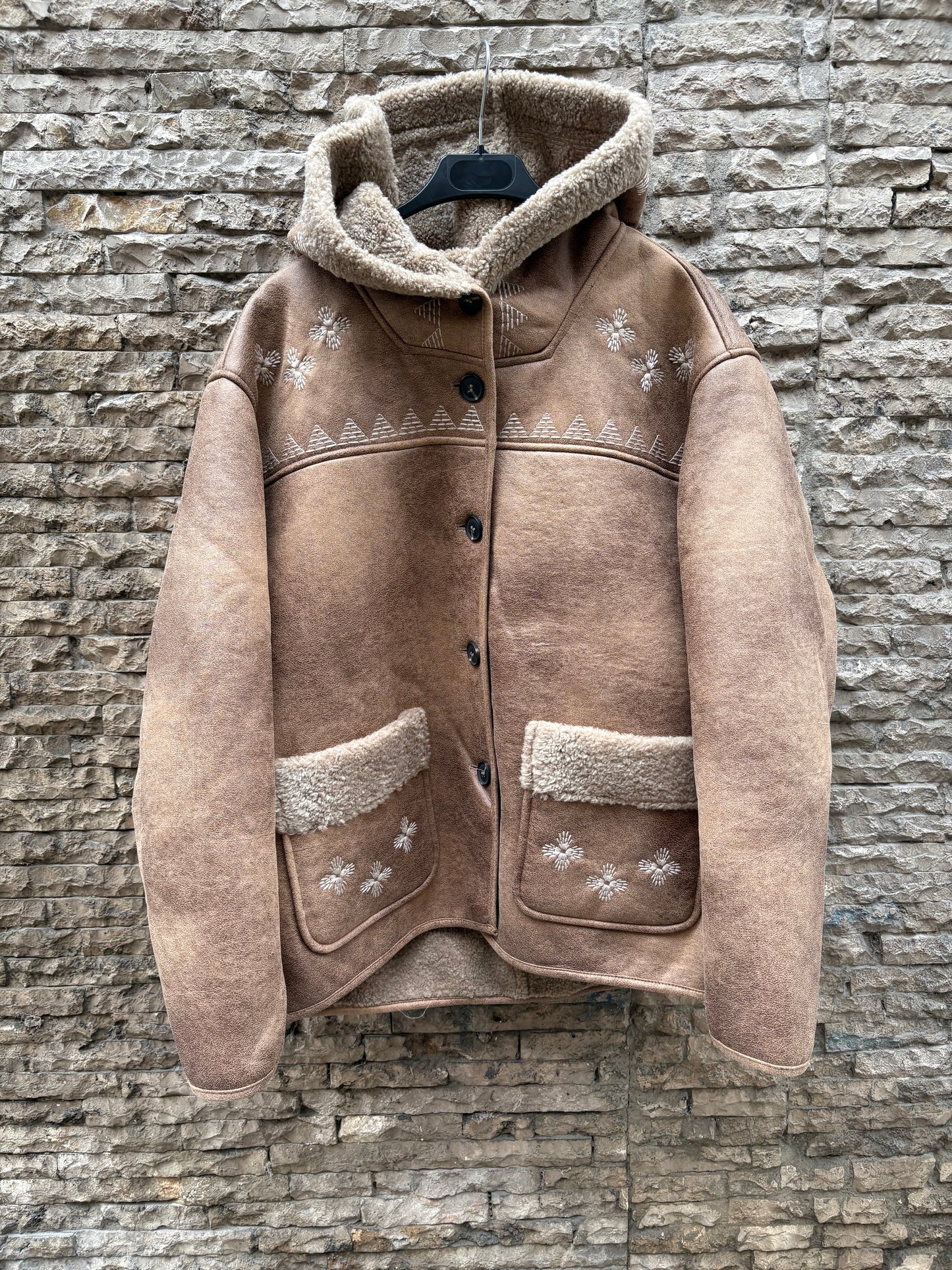 INTROPIA. Abrigo doble faz bordados