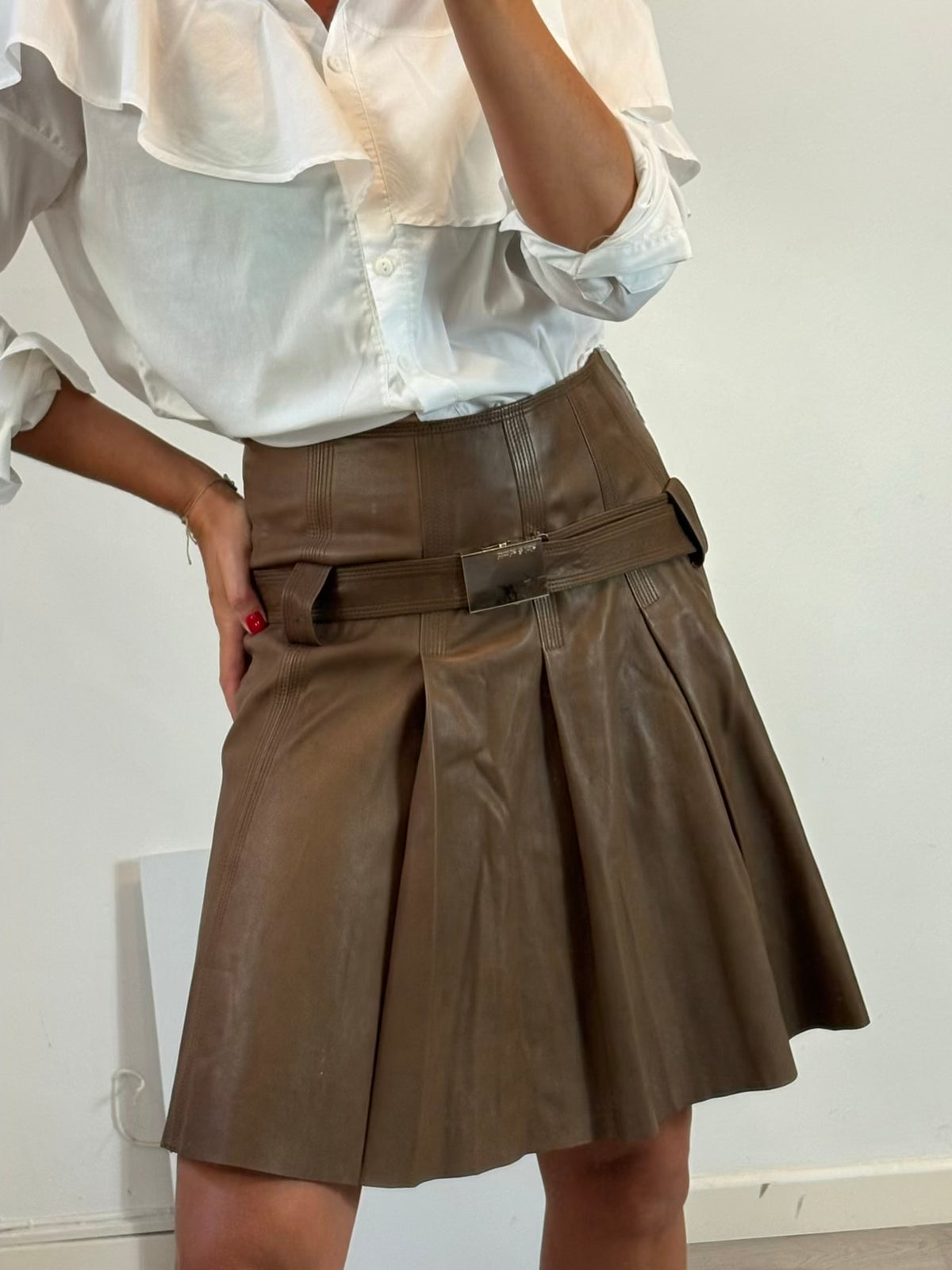 BIMBA Y LOLA. Falda midi piel costuras