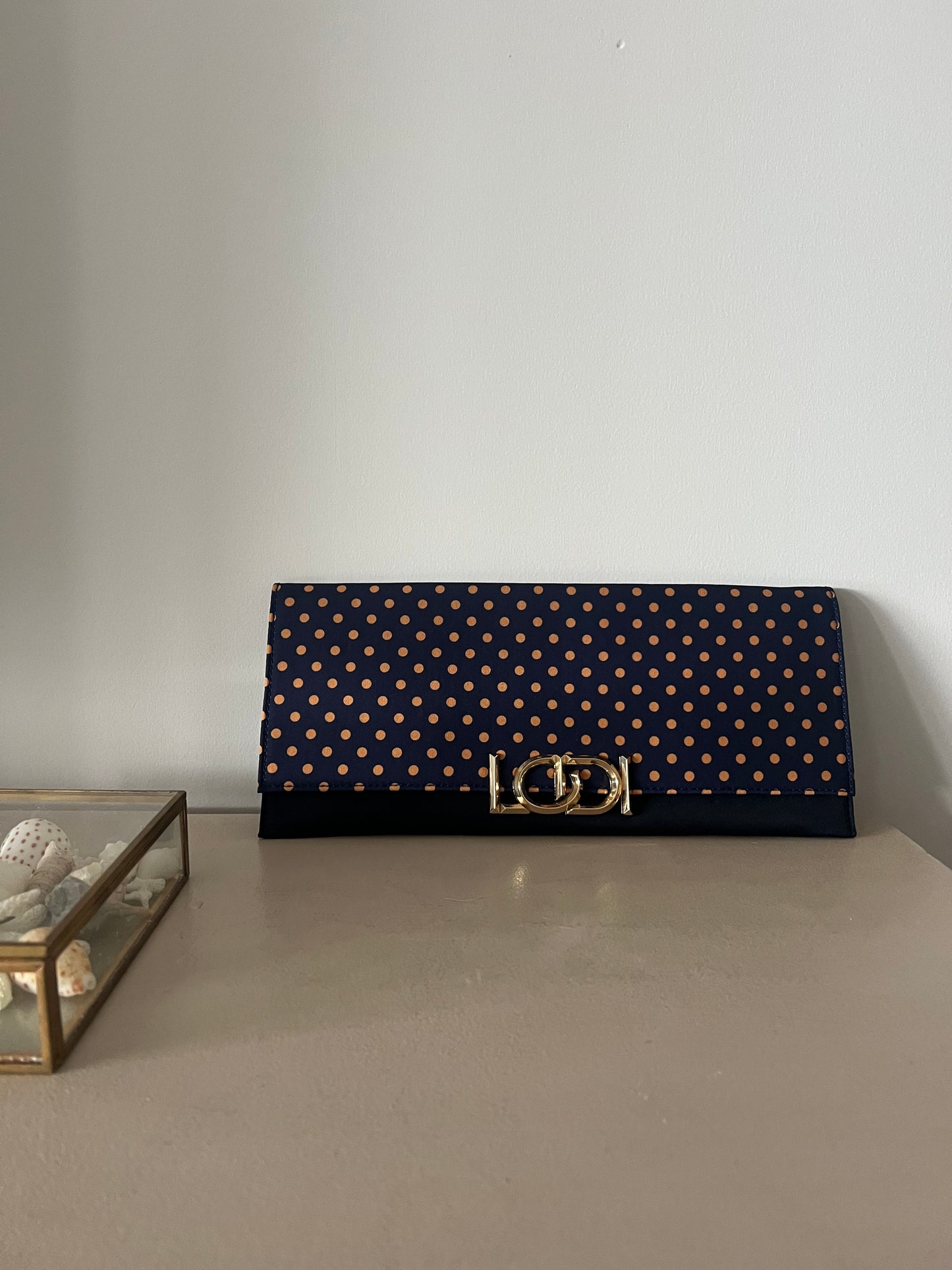 LODI. Cartera de mano lunares