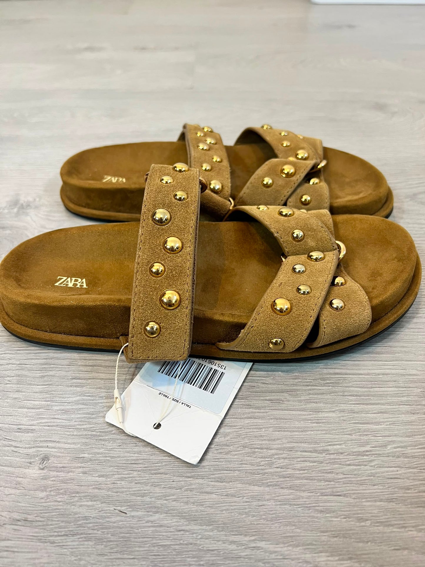 ZARA. Sandalias antelina tachuelas