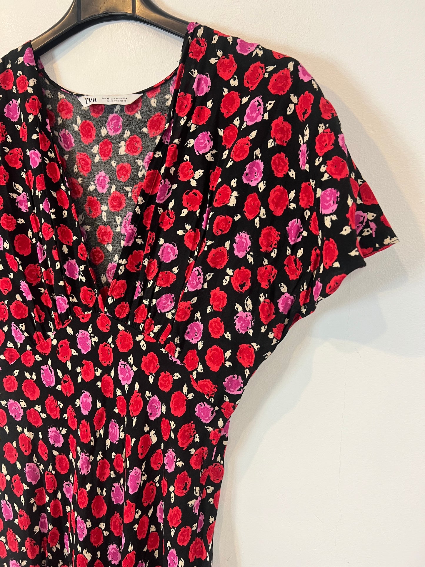 ZARA. Vestido fluido negro fluido flores. T XS