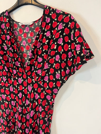 ZARA. Vestido fluido negro fluido flores. T XS