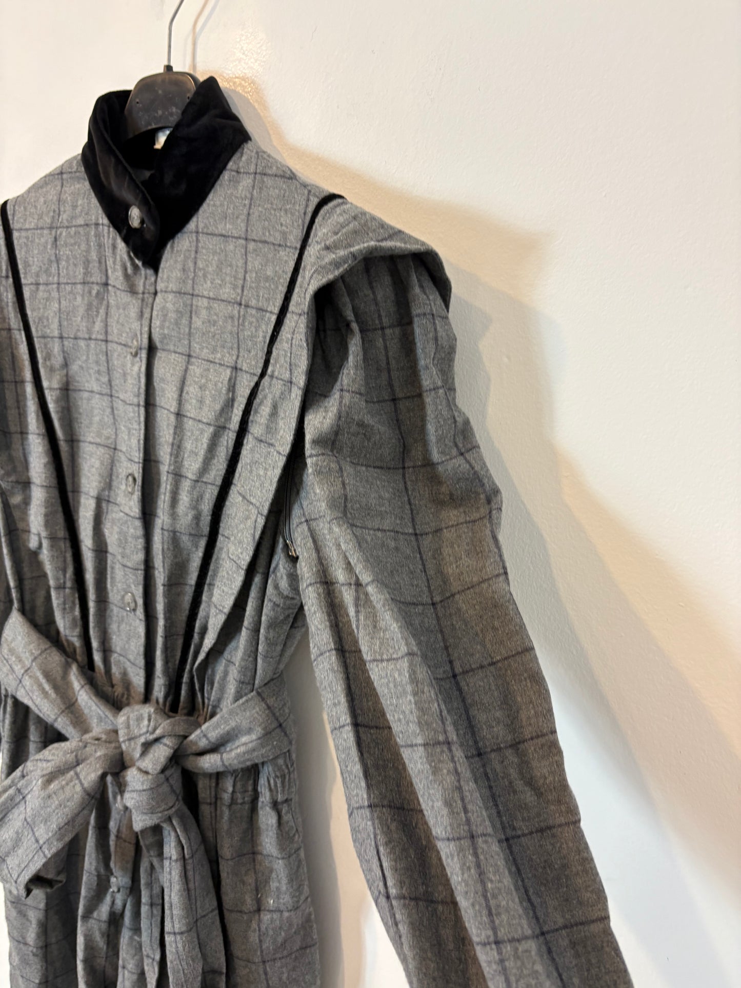 MARIETH. Grey velvet jumpsuit with removable sleeves.