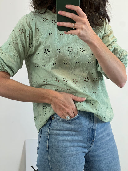 ZARA. Blusa verde troquelada. T XS