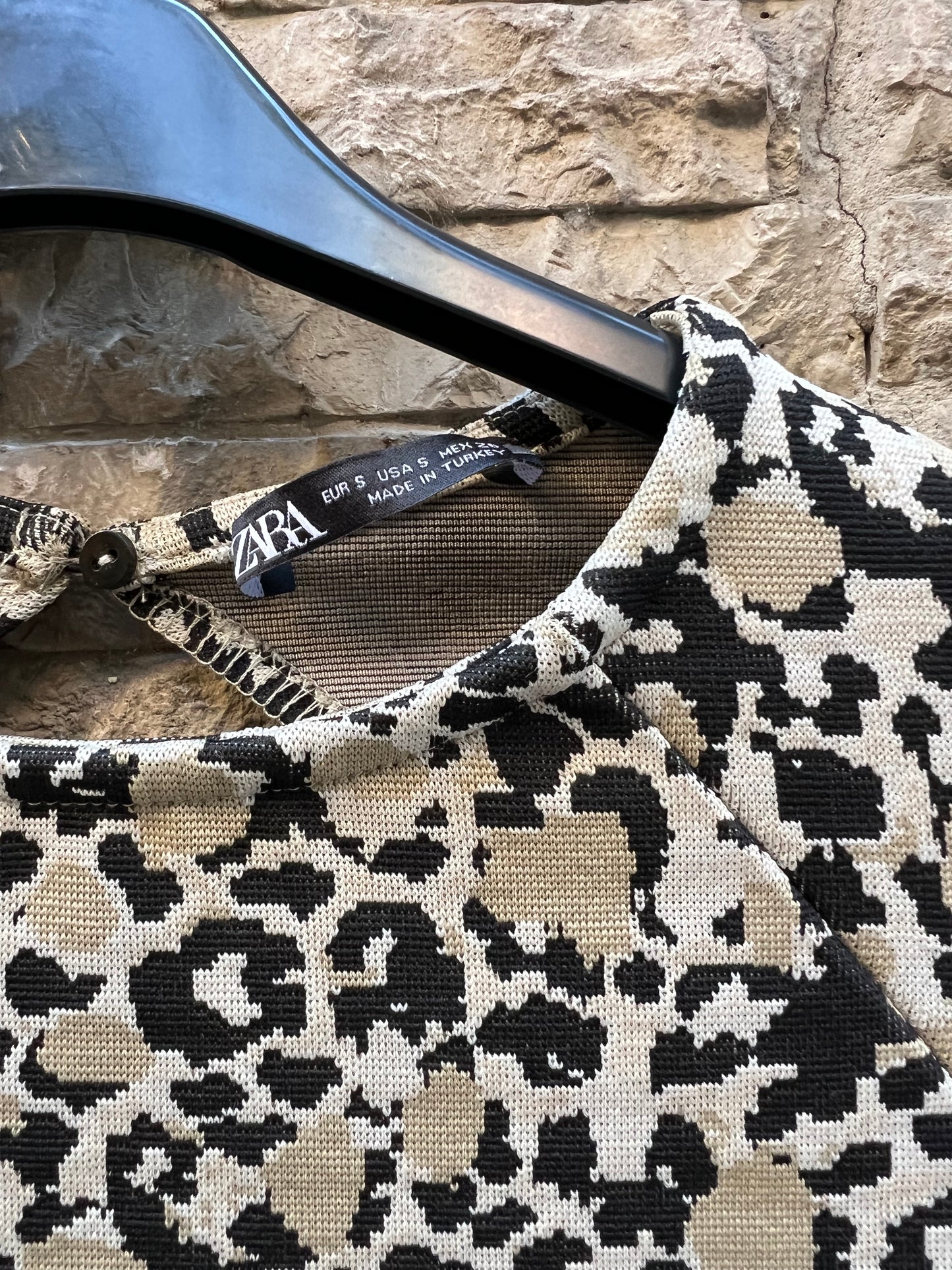 ZARA. Vestido estampado entallado