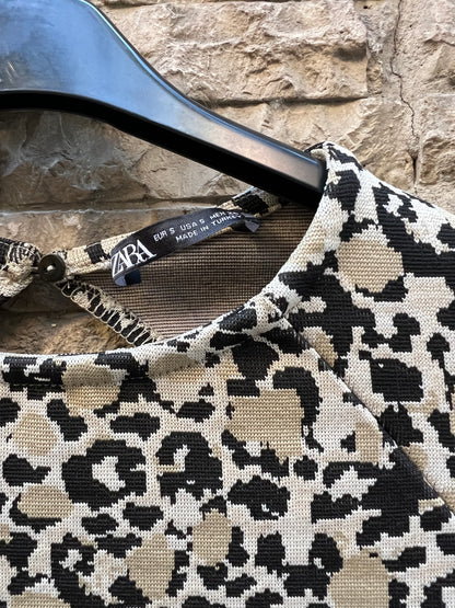 ZARA. Vestido estampado entallado