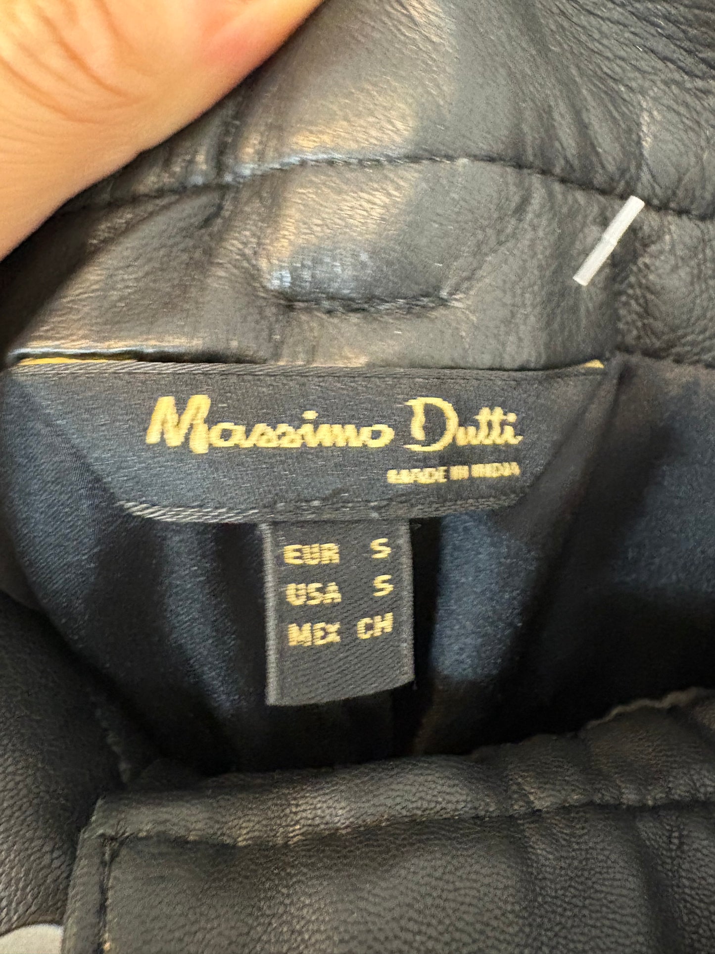 MASSIMO DUTTI. Pantalón cropped piel