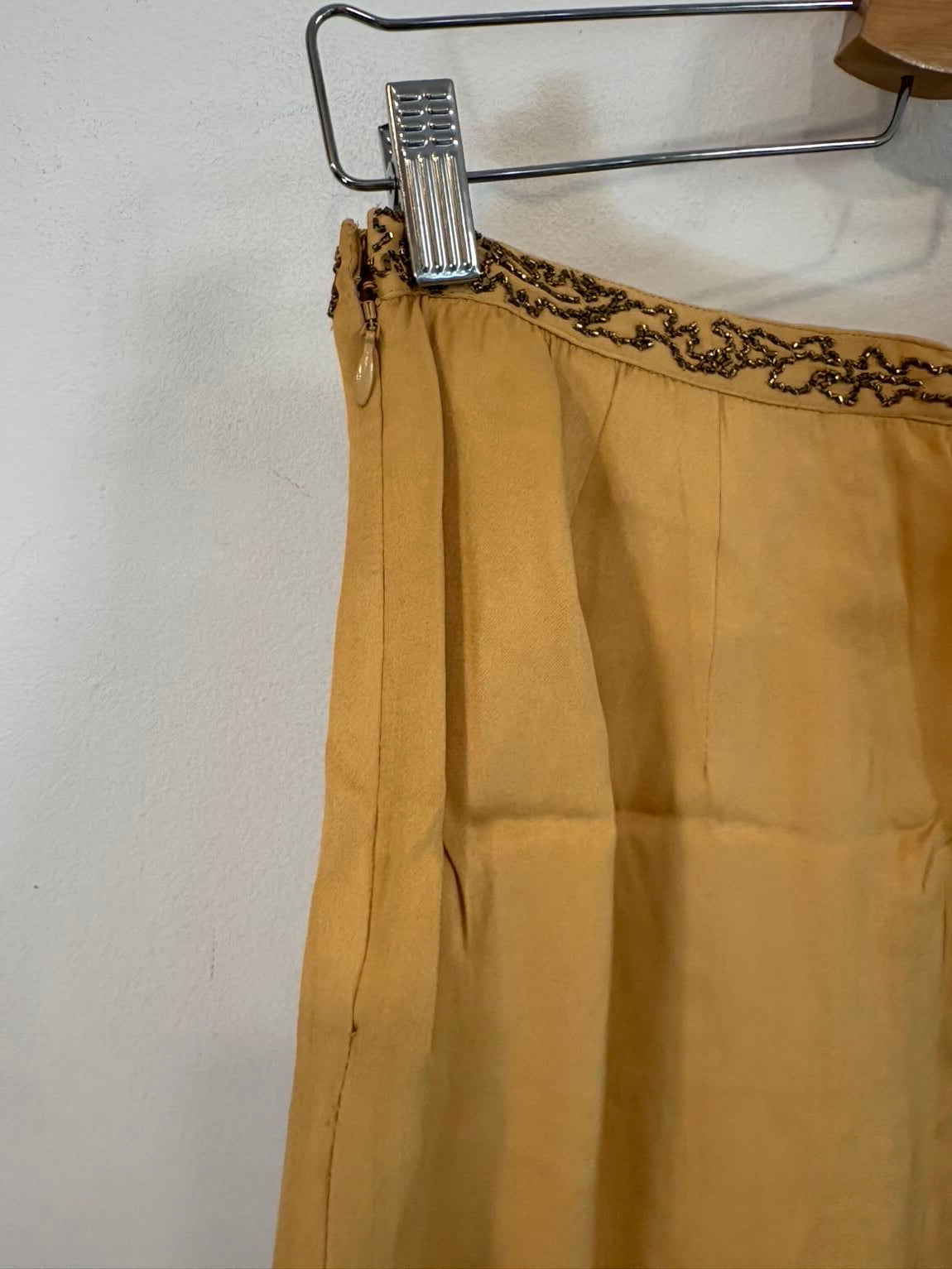 INTROPIA. Pantalón fluido cropped abalorios