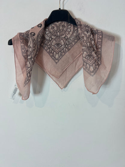 PULL&BEAR. Pañuelo rosa estampado