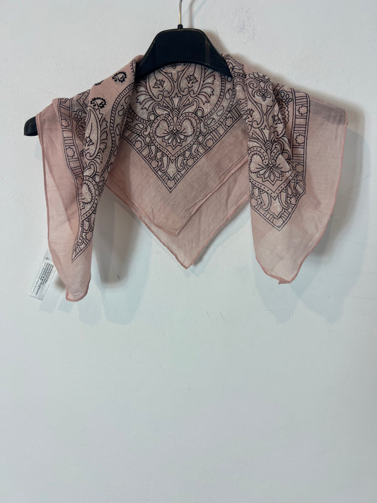 PULL&BEAR. Pañuelo rosa estampado