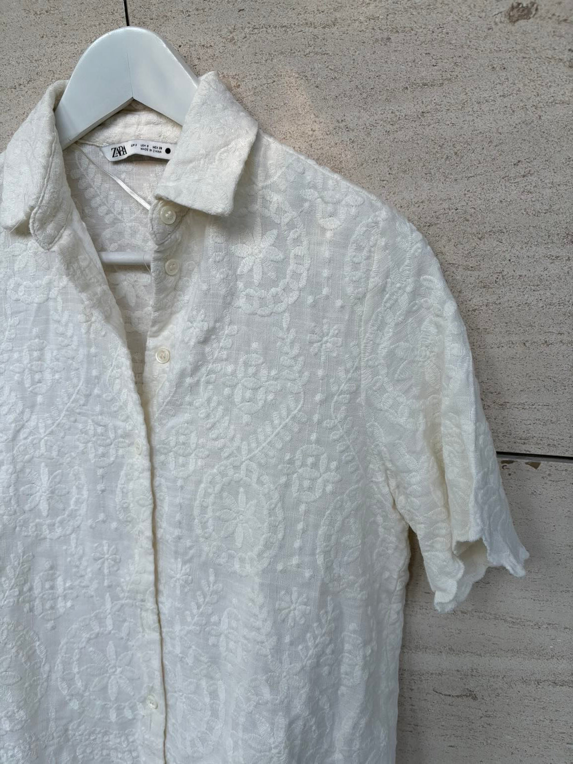ZARA. Camisa bordados con lino