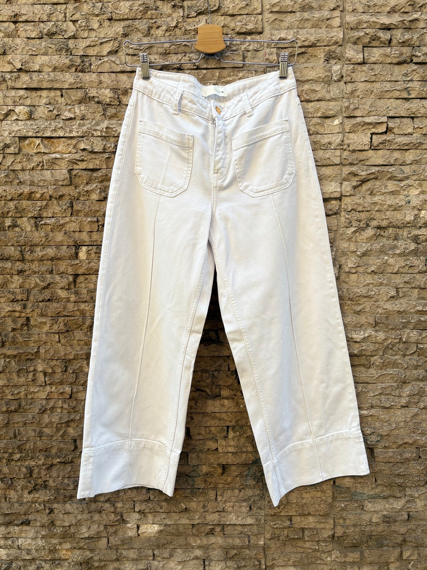 ZARA. Denim blanco bolsillos