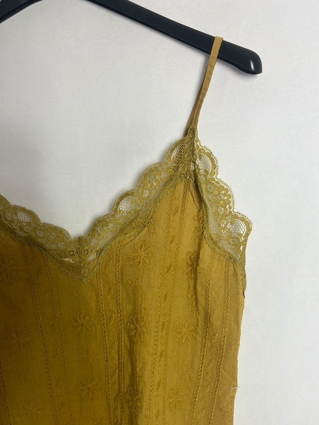 BASYCO. Top mostaza bordado T.s/m