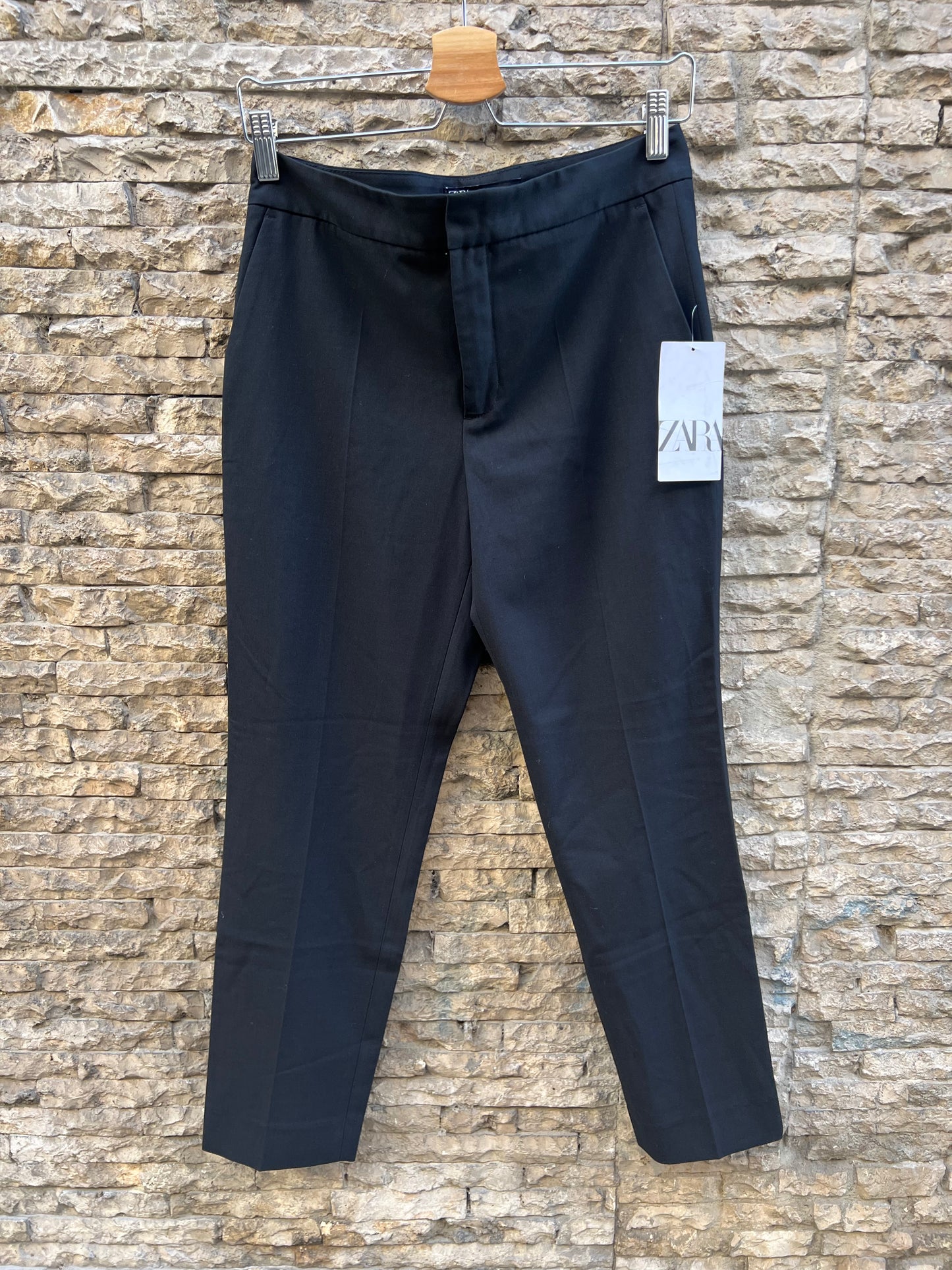 ZARA. Pantalón negro de vestir. T 36