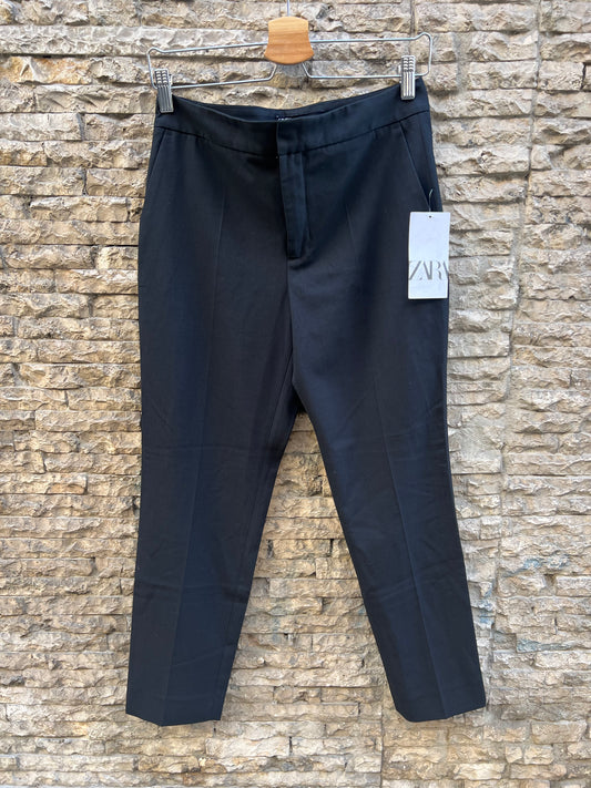 ZARA. Pantalón negro de vestir. T 36