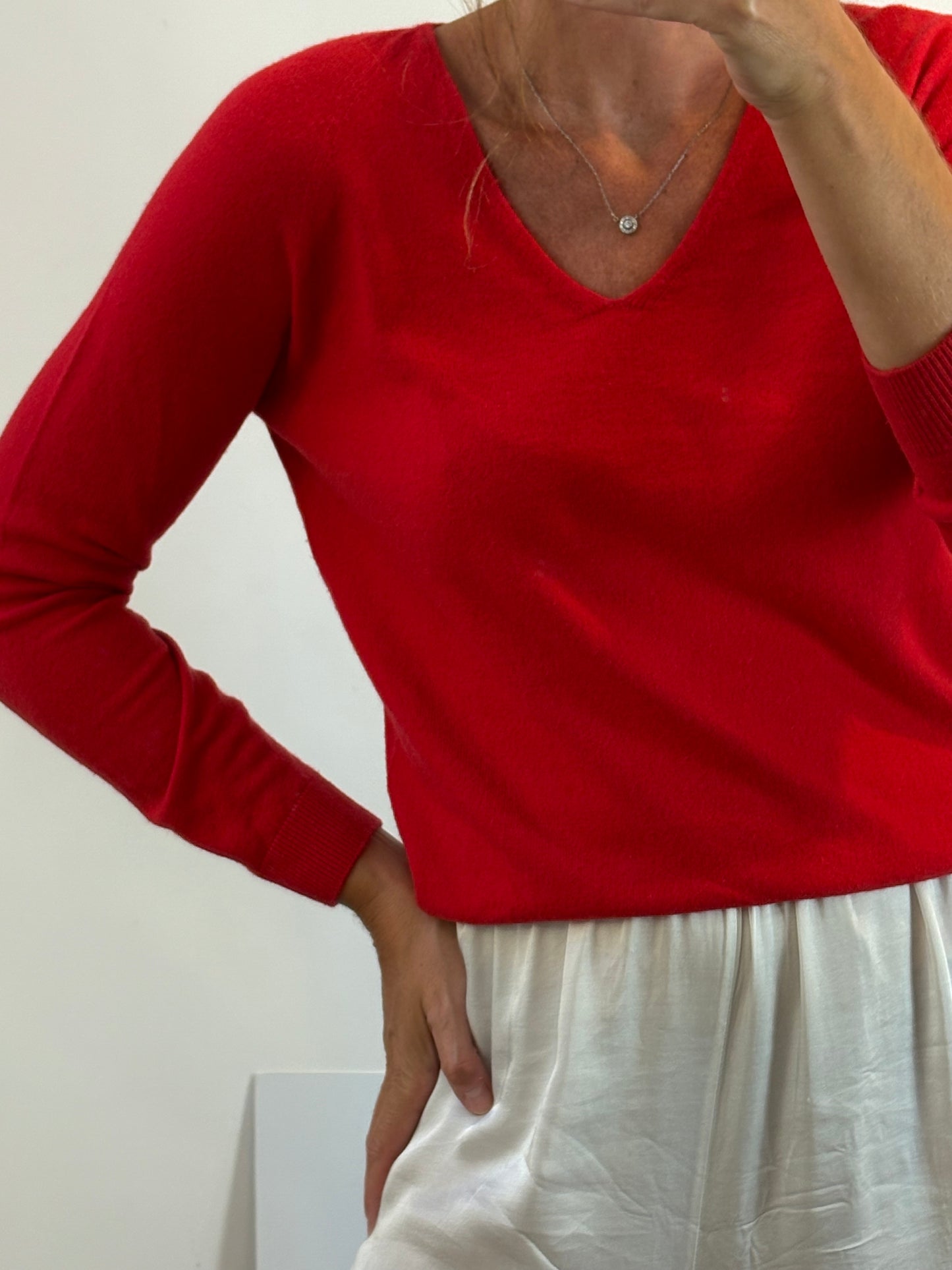 UNIQLO. Red wool V-neck sweater. XS
