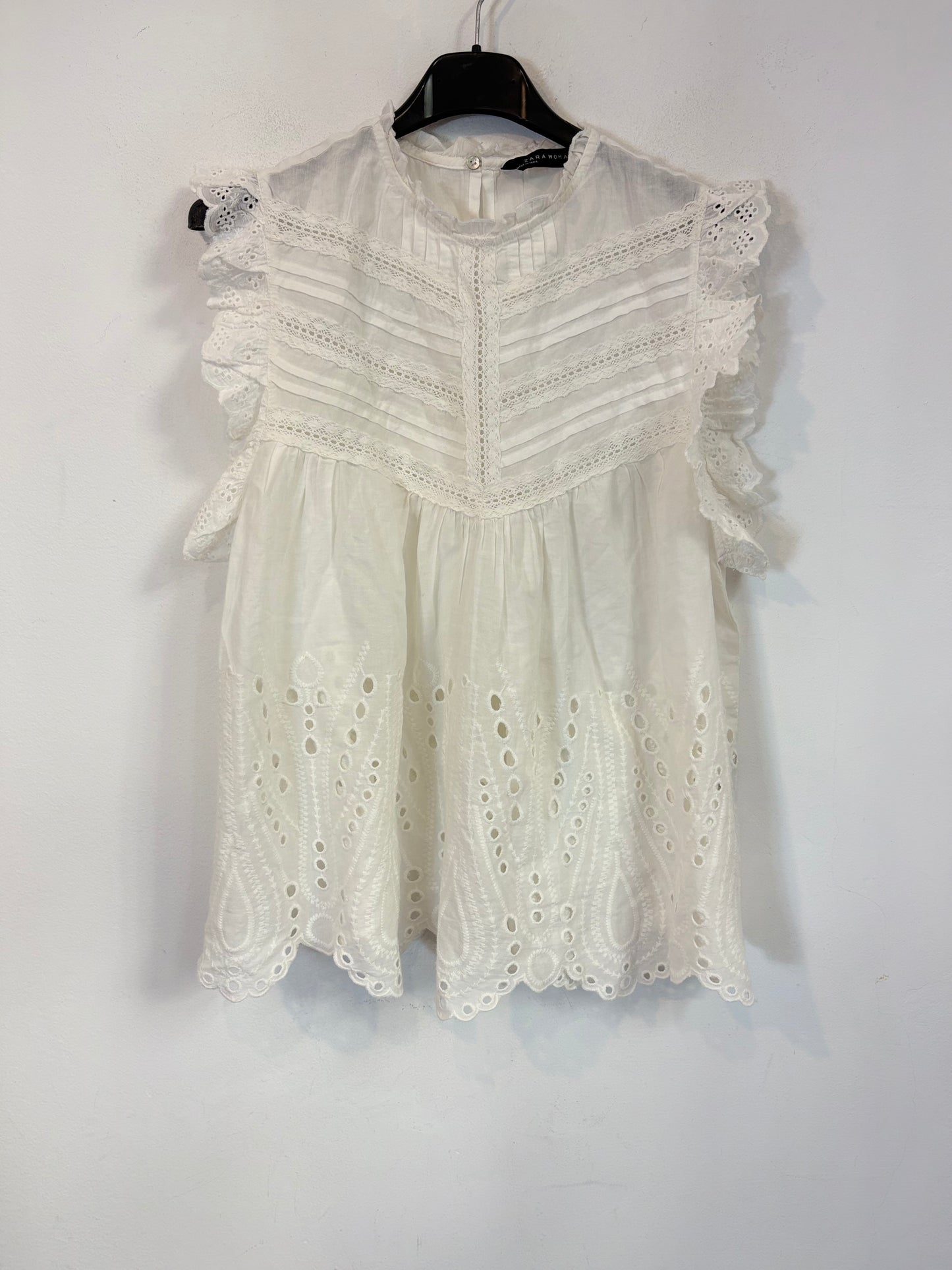 ZARA. Blusa blanca bordados