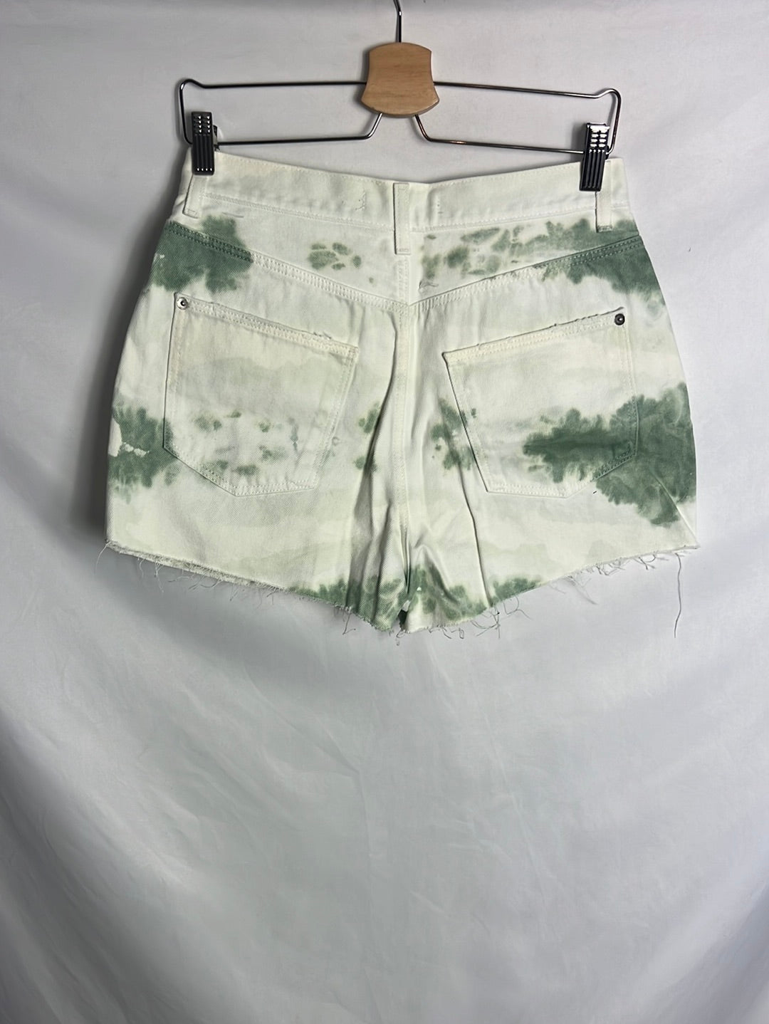 ZARA. Shorts denim tie dye . T 40