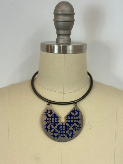 OTRAS. Gargantilla rígida bordado