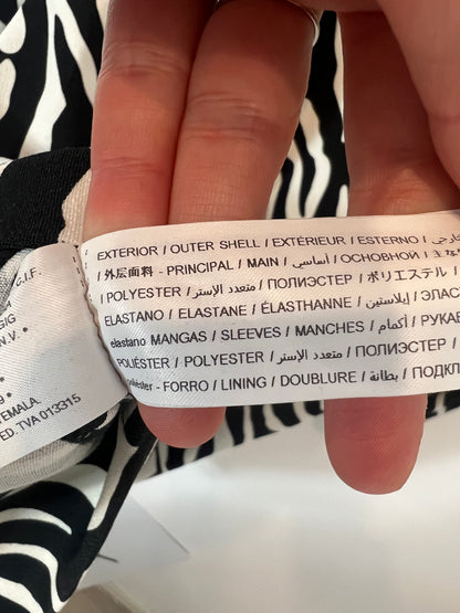 ADOLFO DOMINGUEZ. Vestido corto bicolor detalle manga. T 36