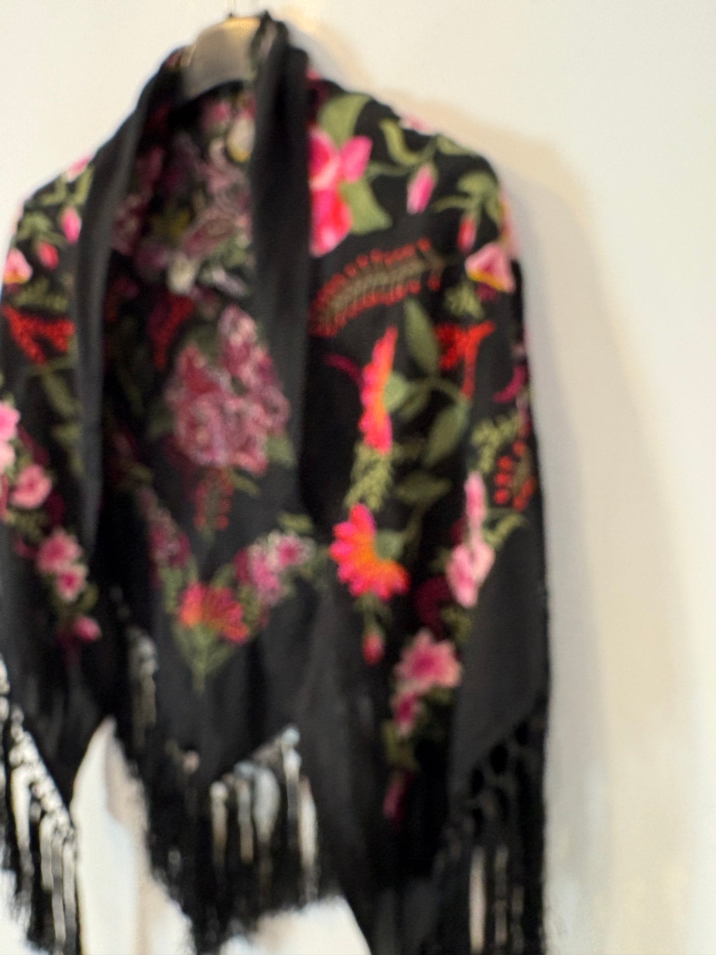 Mantoncillo negro bordado