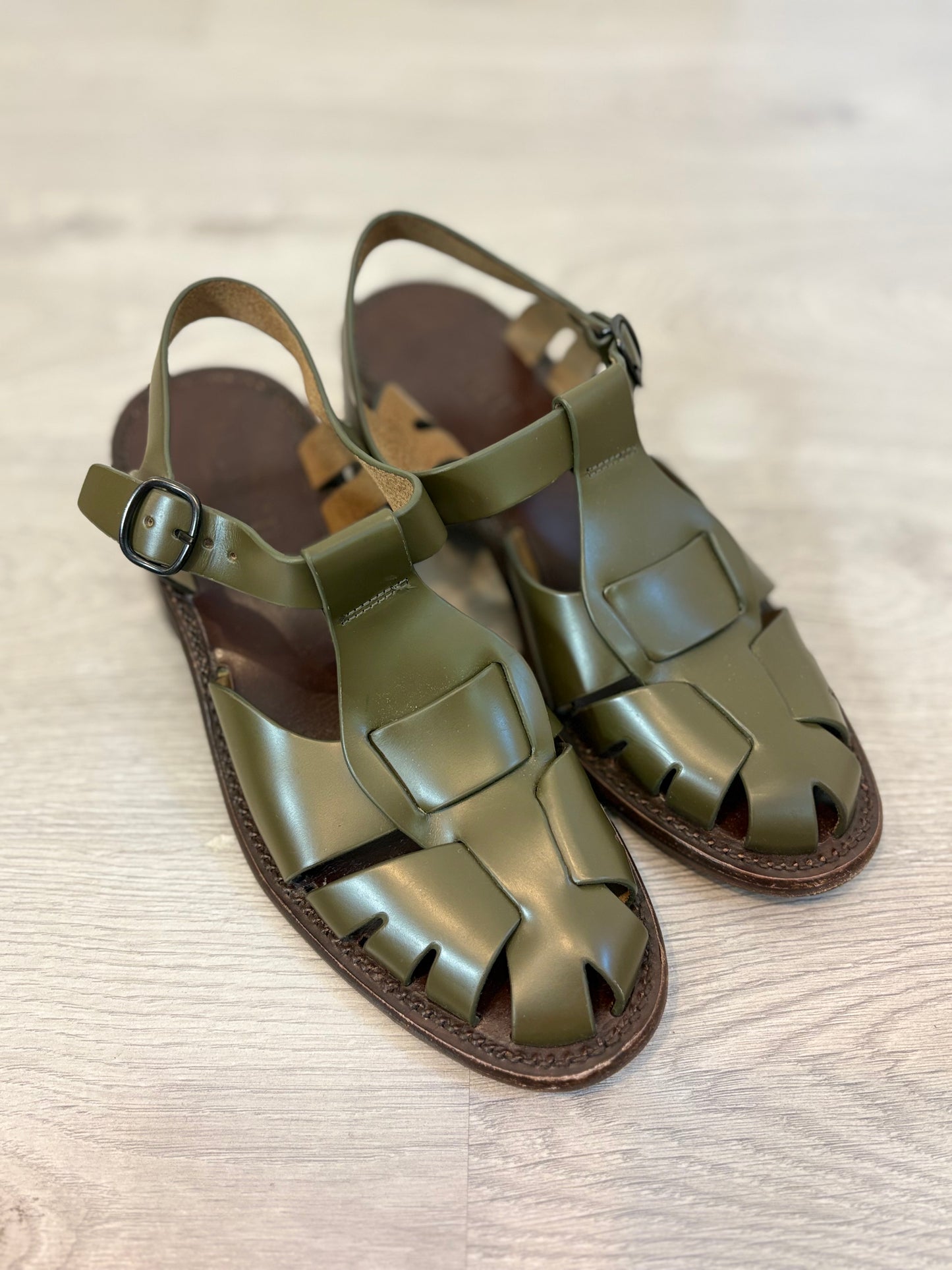 HEREU STUDIO. Sandalia piel destaponada verde. T 39