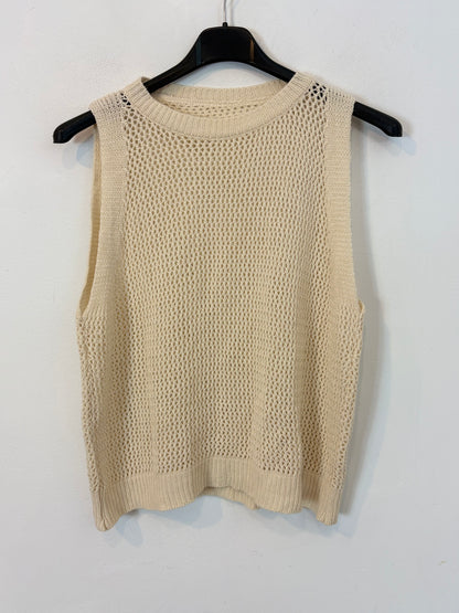 OTRAS. Top beige punto calado