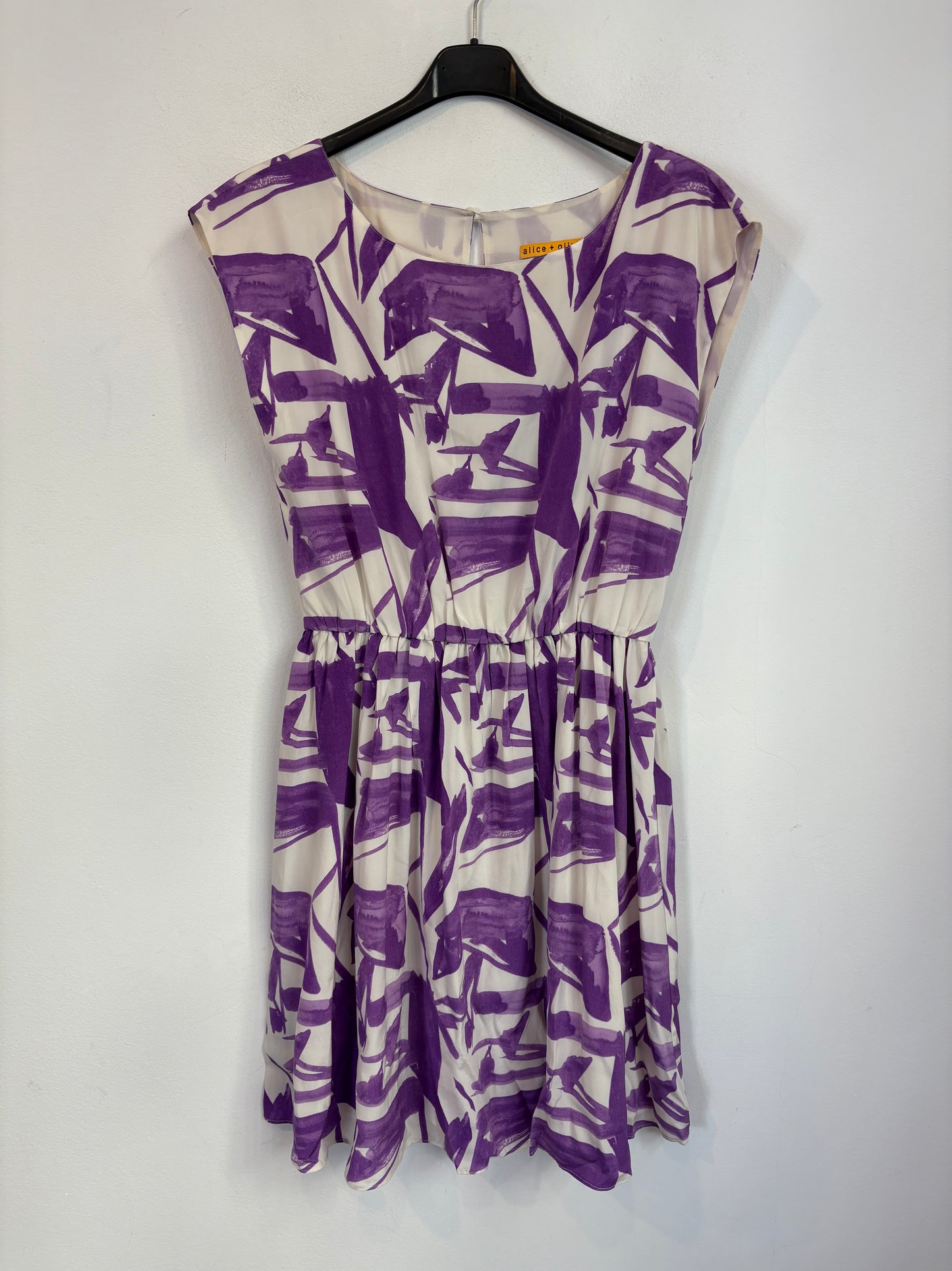 ALICE + OLIVIA . Vestido corto seda estampado