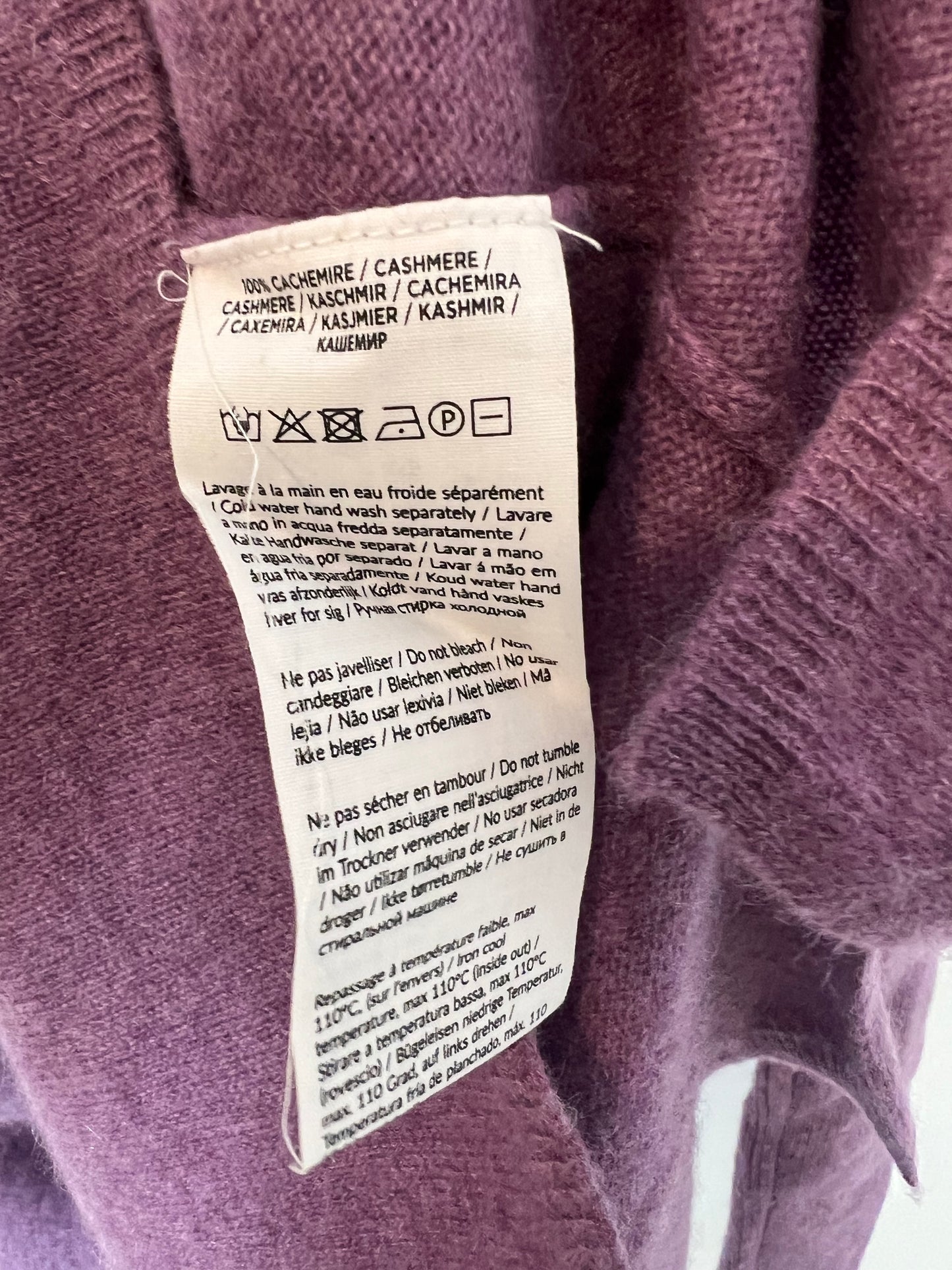 ABSOLUTE CASHMERE. Jersey cashmere morado cuello pico. T S