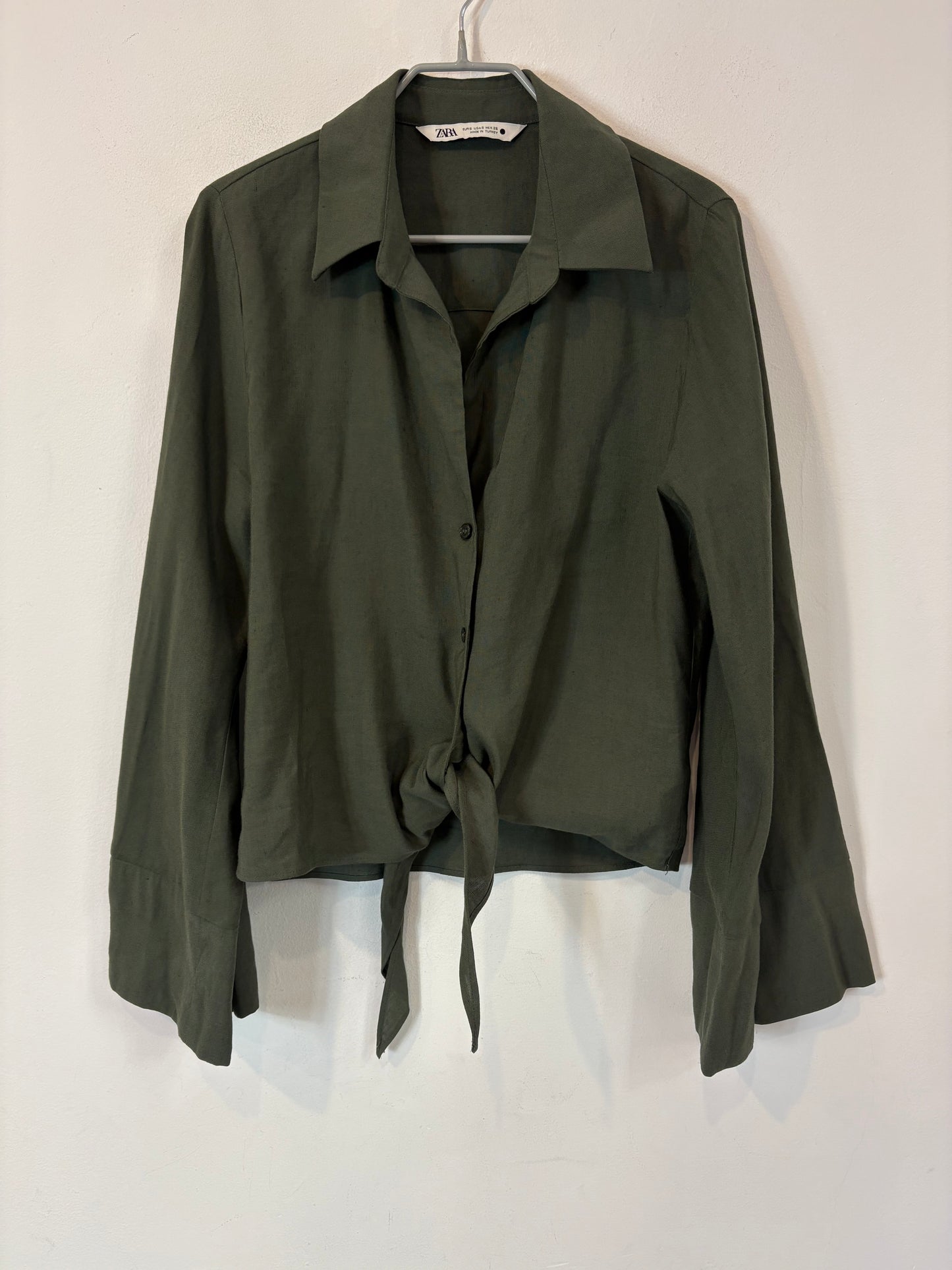 ZARA. Total look verde con lino
