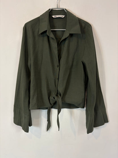 ZARA. Total look verde con lino