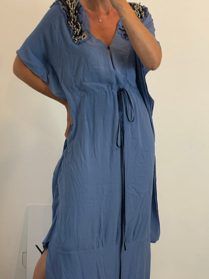 OTRAS. Vestido largo azul detalle pedrería hombros. T S