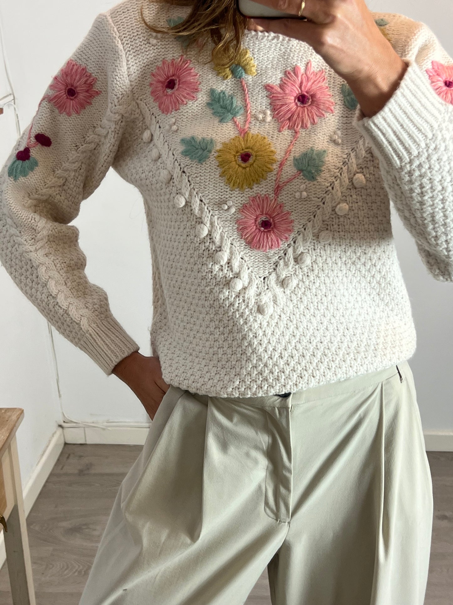 LOUISE MISHA. Jersey beige flores bordadas T.xs