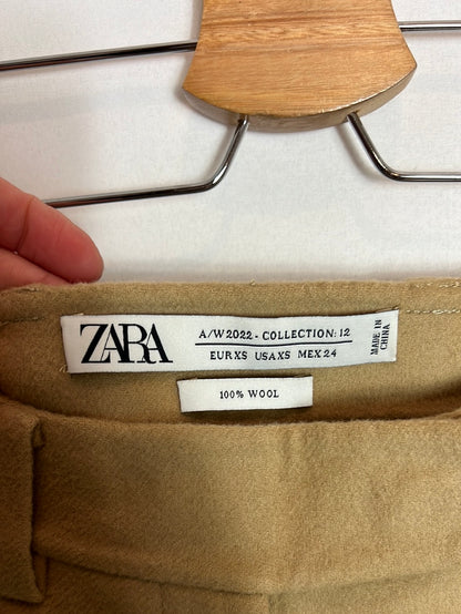 ZARA. Pantalón beige lana
