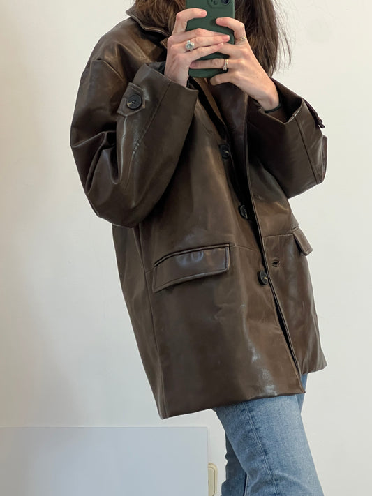 SFERA. Abrigo marrón efecto piel